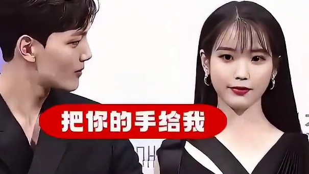 演员面对尴尬时刻。