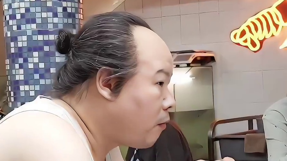 看到第20秒，谁能忍住不被小岳岳的即兴发挥逗笑？