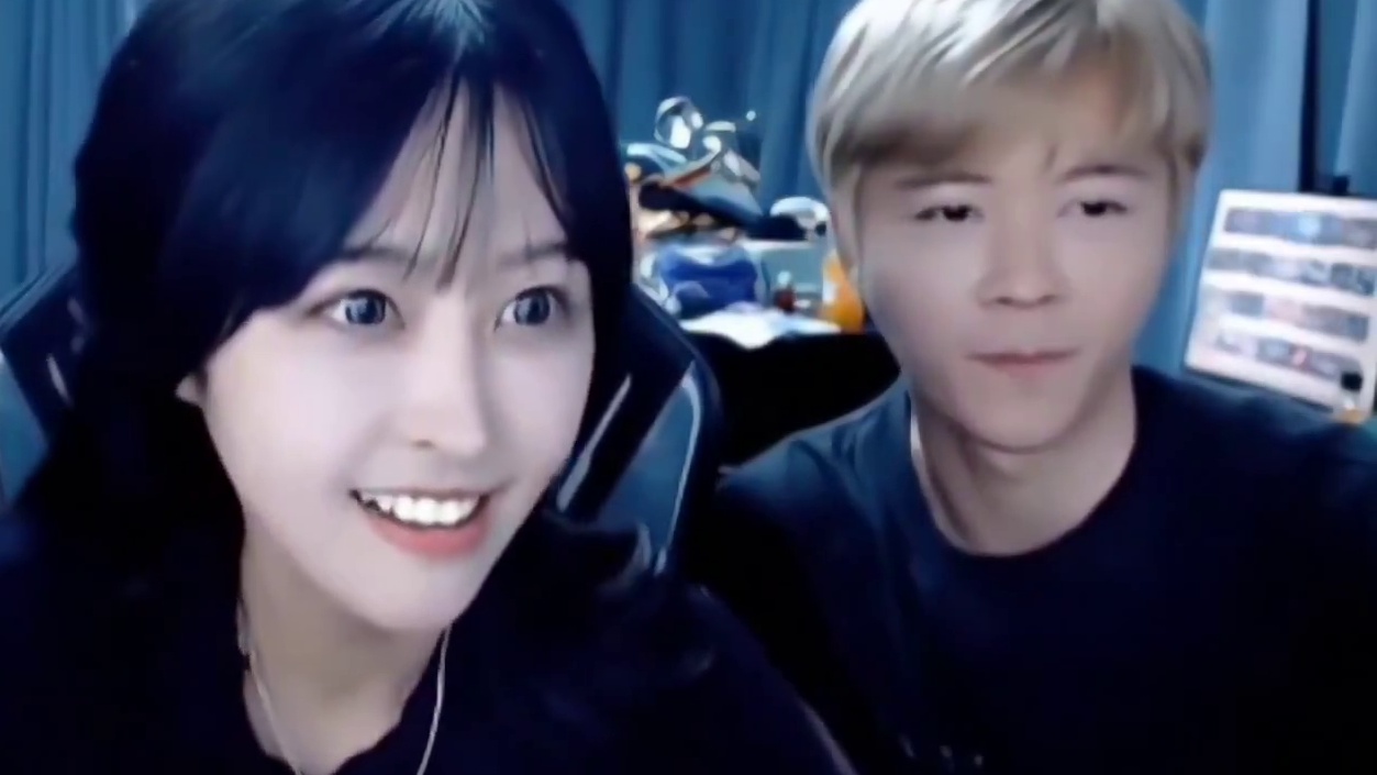 董月月吐槽彩旗老是问她借钱！