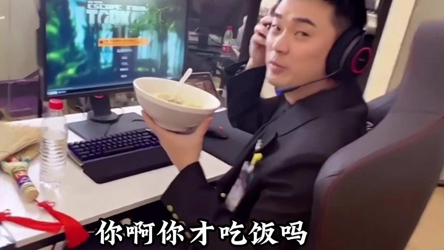沫子偷偷在陈赫背后直播结果被发现后满脸尴尬！