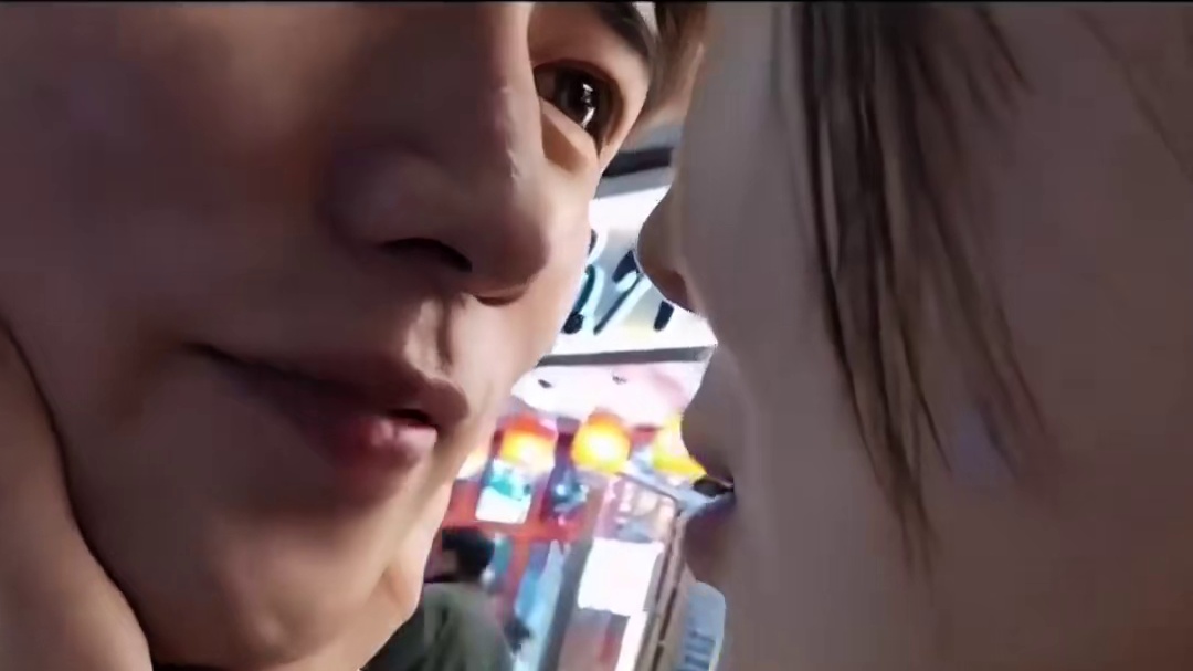 童锦程：嘴巴好看是个女的都想亲我一下
