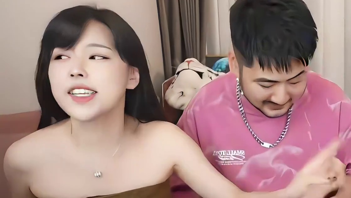 茄子套路让呆妹露腿，一看到呆妹膝盖，茄子：你身经百战啊