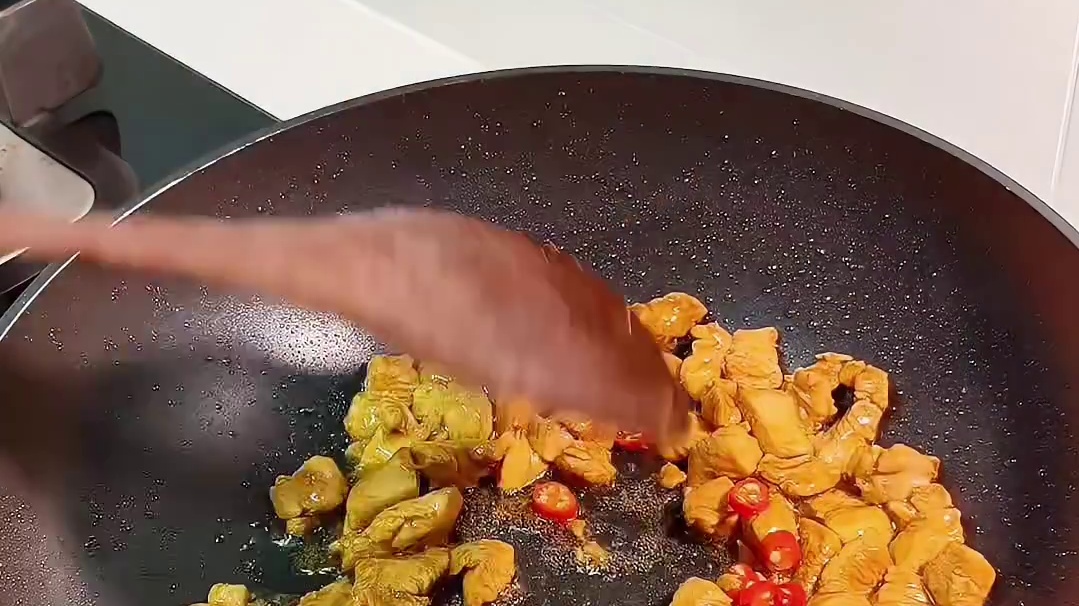 【黄瓜炒鸡丁】低卡低脂餐，解馋狂掉称！