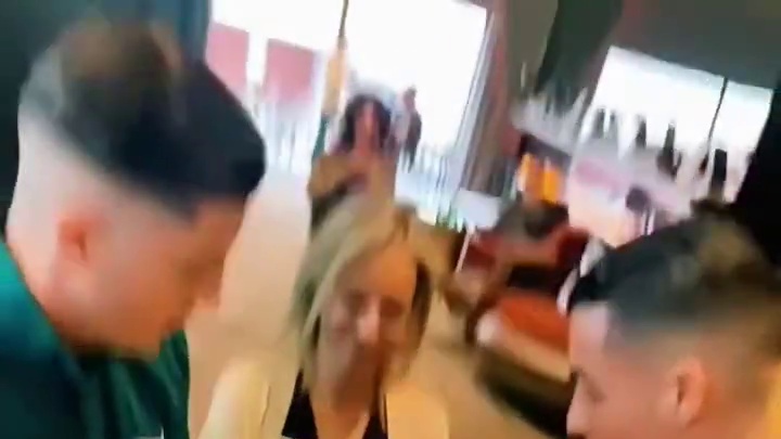 C罗驻足俯身接过球衣，认真落笔签下自己名字#足球