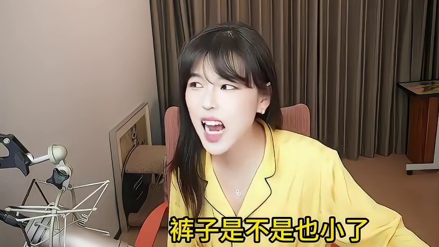 弹幕一句沫子睡衣太小了，当场破防胡言乱语！