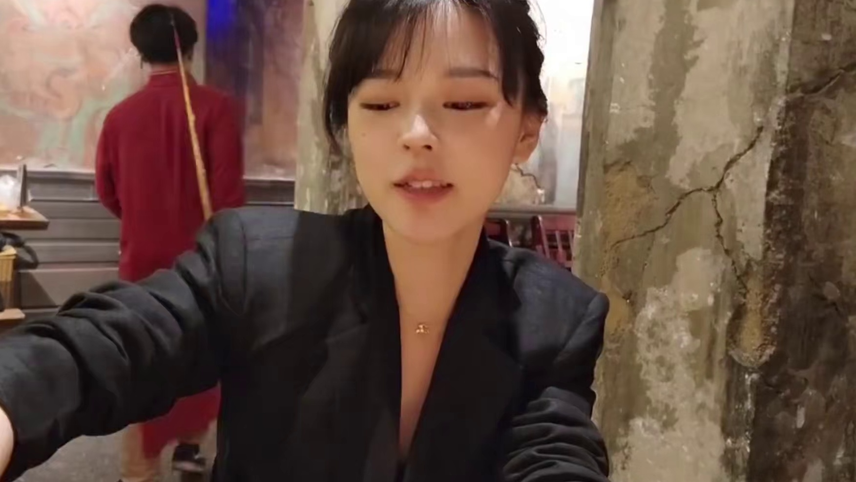 沫子看豚豚脱掉外套后，露出的完美身材，不服气的就要比一比大小