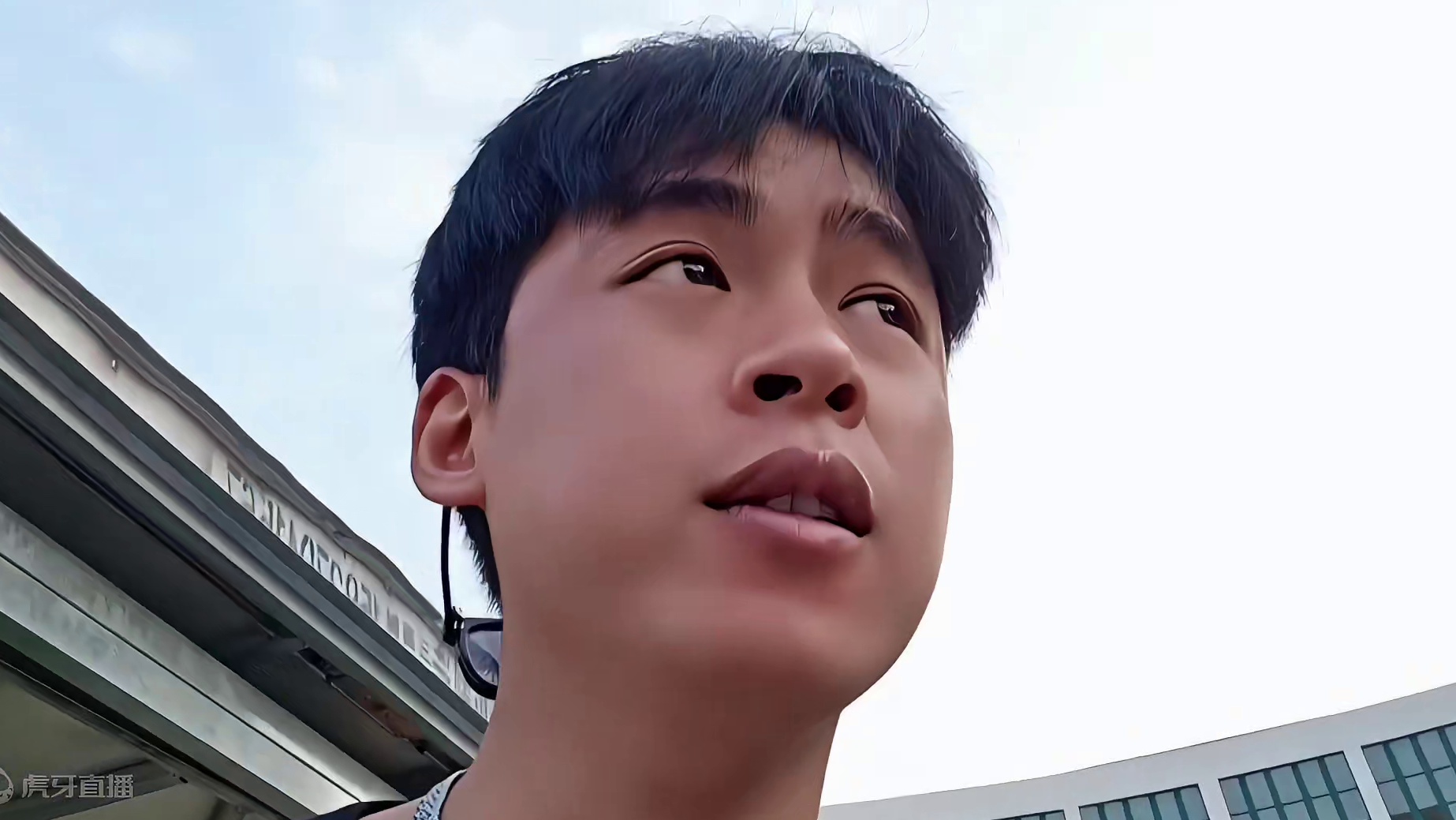 张开朗在校门口骚扰学生？遭校长驱赶！