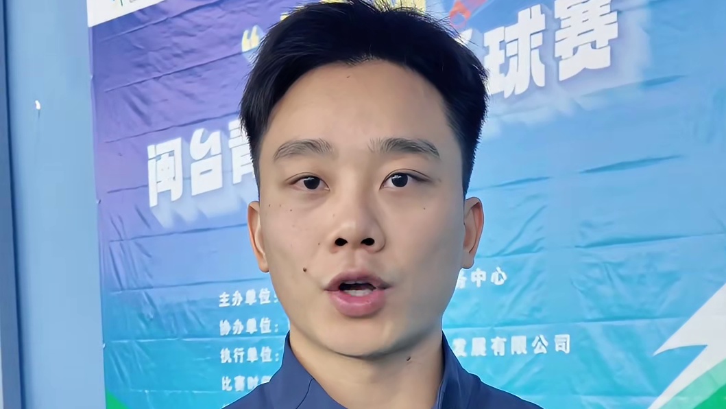举重世界冠军王浩亮相“体彩杯”闽台青少年羽毛球赛开幕式，为小将们加油！