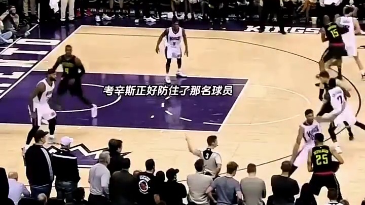 球员位置没站好，险些丢掉球！#篮球