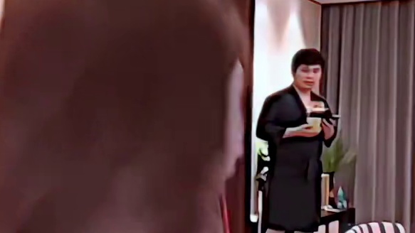 家人们，看到没，后面就是榜一大哥。