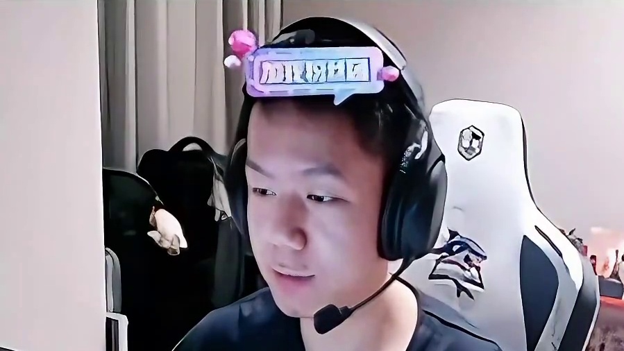 阿肯想出活结果被桥卡住，念旧憋笑在下面顶了半天才把阿肯救下来
