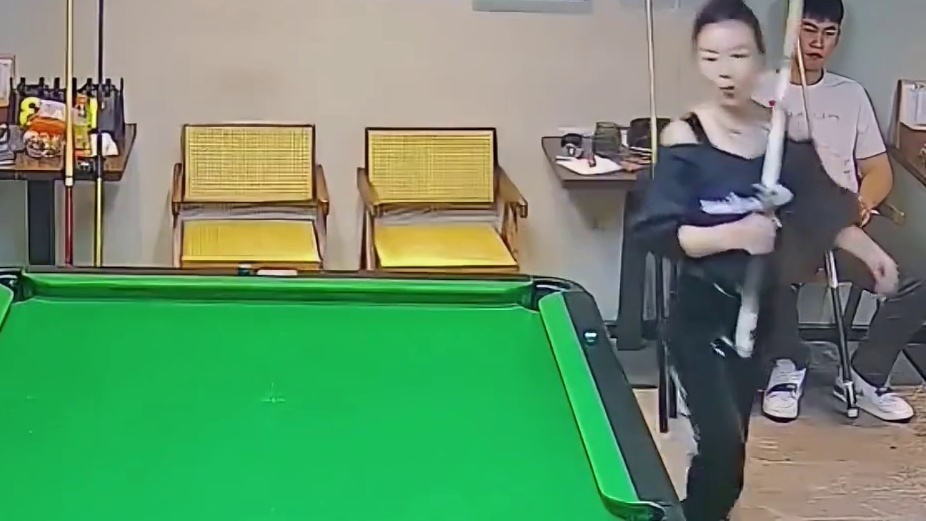 截停母球引发争议，白球会不会摔袋呢？