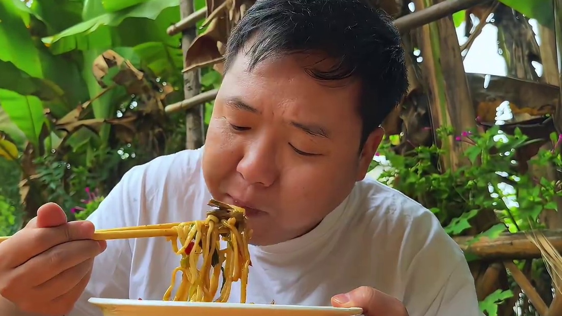 爆炒猪肝八秒起锅，搭配一碗手擀面，大口嗦爽了！