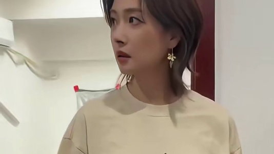 女子晒出在益阳偶遇方茜，本人真的超级漂亮，网友:差点没认出，她这裤子上是机油吗