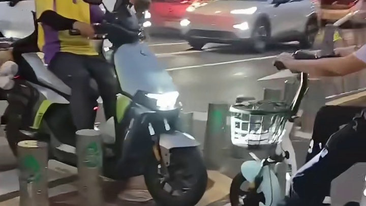两个“犟种”相遇，堵在路中间谁也不让谁
