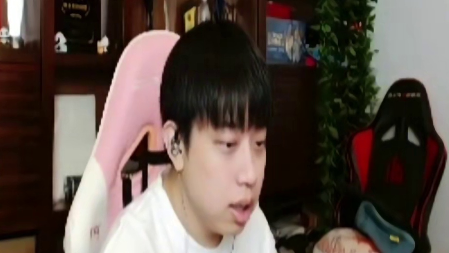 弹幕问宠儿绿豆四连胜简单吗，宠儿说有手就行随便打