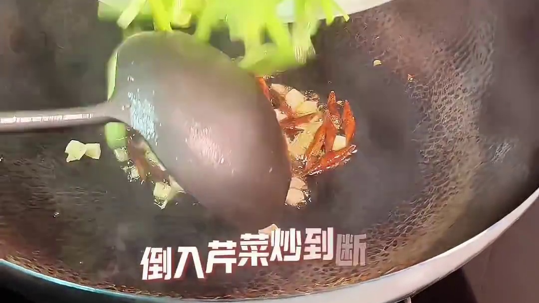 【芹菜炒牛肉】这样炒的牛肉又鲜又嫩，非常好吃