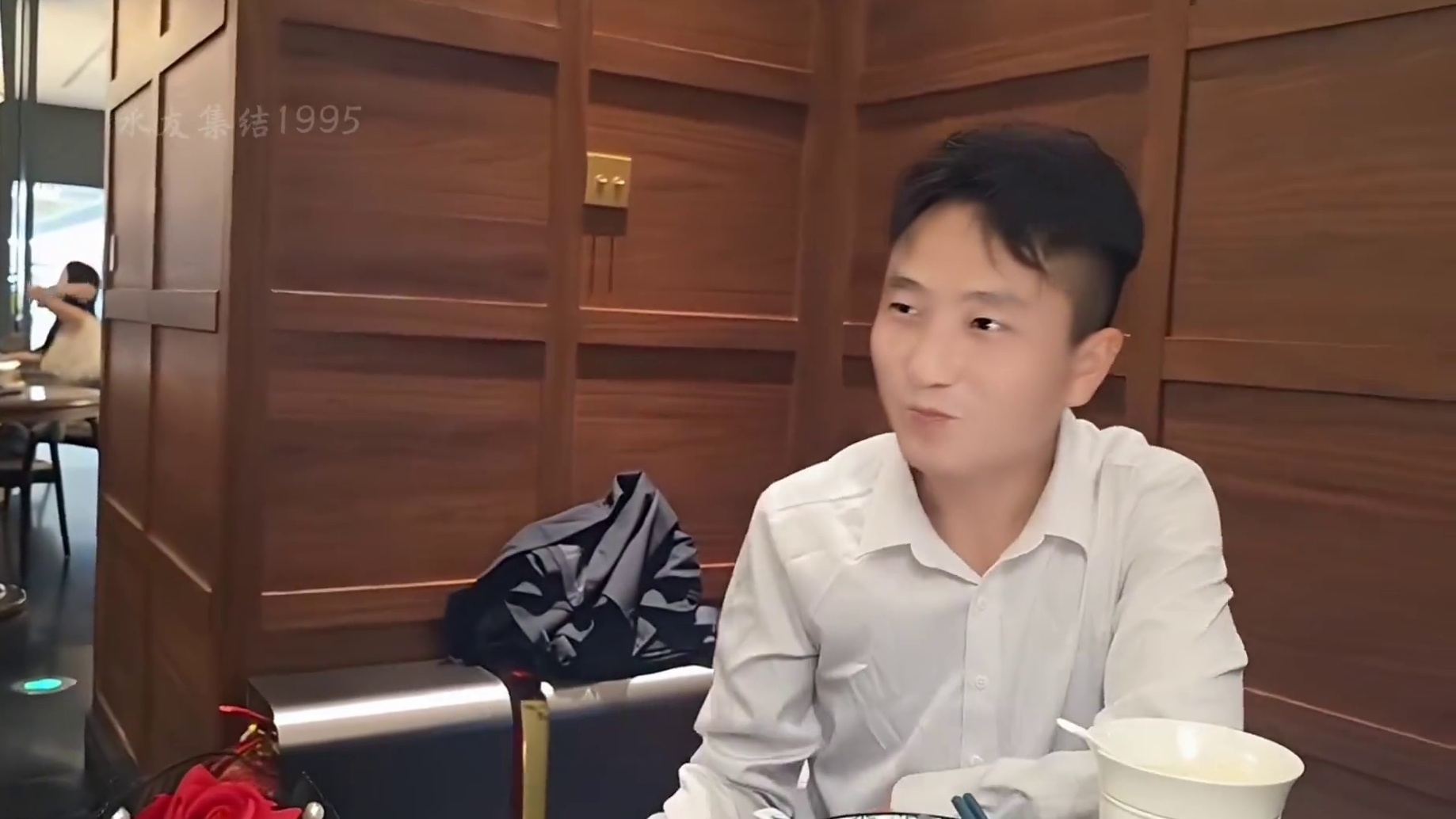 小杨背着酷哥偷偷滑掉了第一次