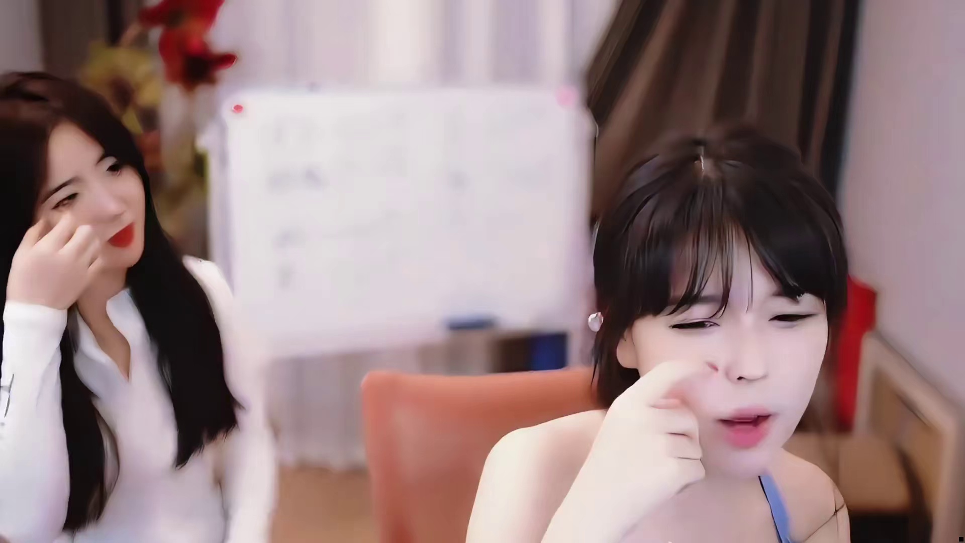 沫子正在直播，不料呆妹莫名其妙解开衣服，直播间直接没了