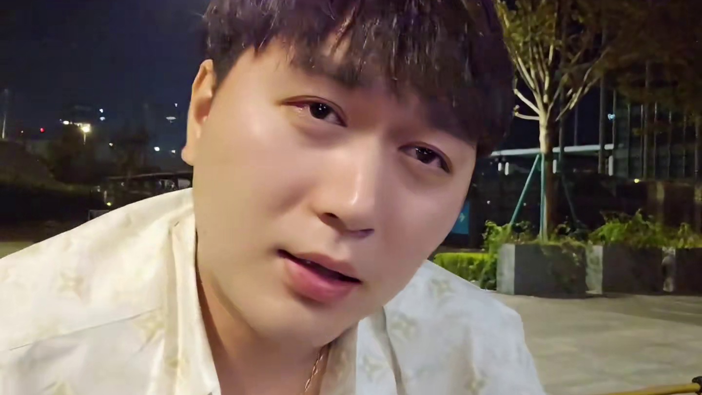 【小小小酷哥】有人说我JB！我以前出门，脖子上和手臂上全是血丝！