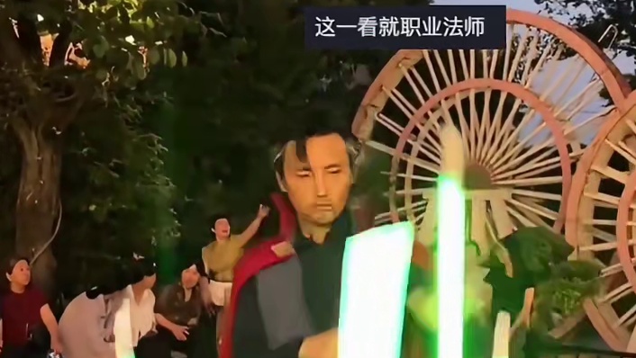 男子街头表演魔术隔空操作板子，差点以为是特效，网友:这要换成剑不得帅爆了1