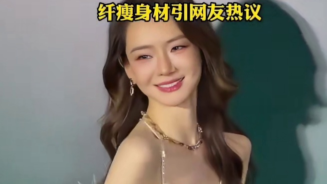 戚薇亮相上海宝格丽私享晚宴，一身白色深V蕾丝鱼尾长裙，纤瘦身材引网友热议1
