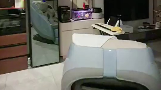带领观众参观家中区域