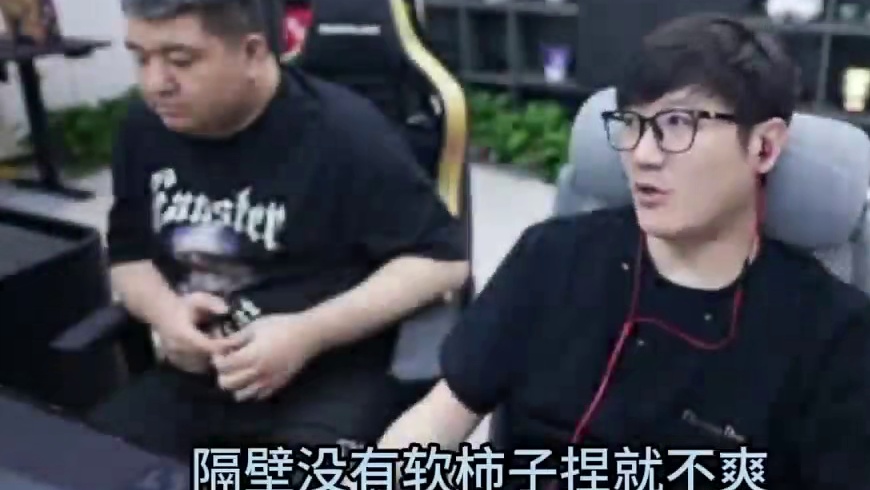 白老板讲起自己已经在了解隔壁直播的规矩了，而且在隔壁自己会比较轻松，就是房管的要求较高，红旗也讲自己