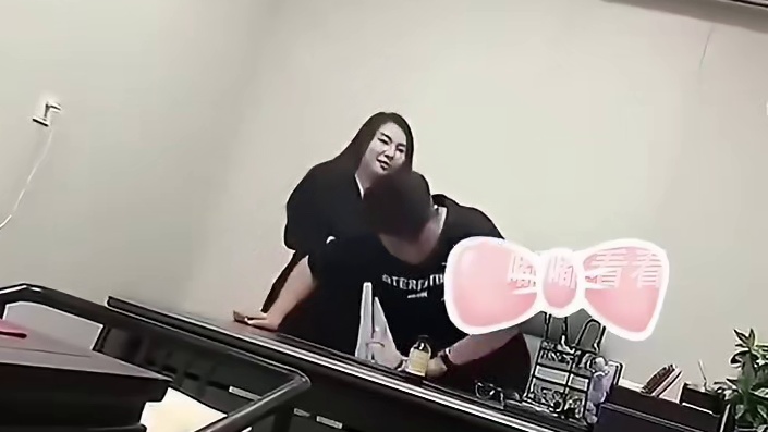 老板与女下属亲密互动，不慎暴露监控之下！