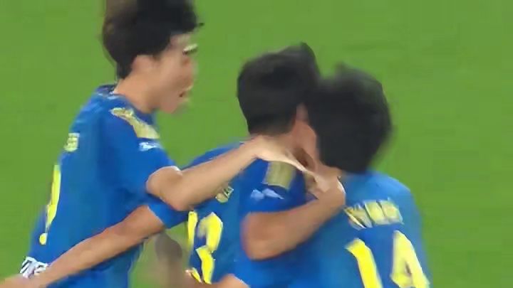 本来还以为这一球没戏了没想到还能踢进#足球