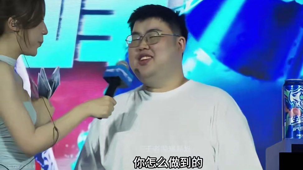 广州TTG小胖萝卜还有教练玩小游戏瓶子对对碰，小胖这是开了透视吗？