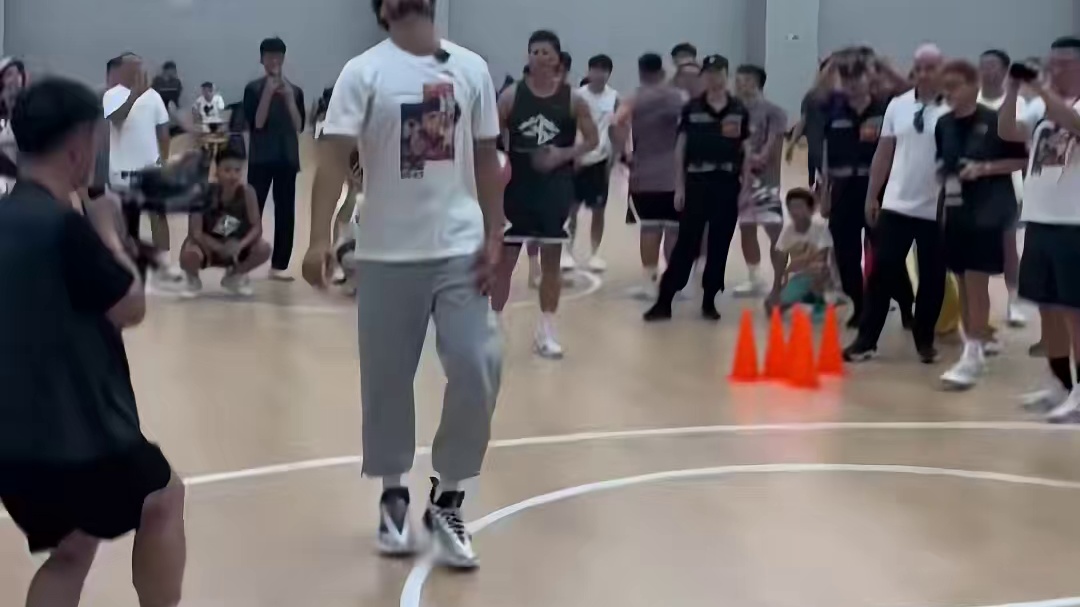 快把你认为能投得过克莱的兄弟艾特出来！#篮球