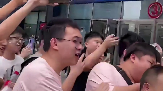 沫子现场被粉丝狂呼女神