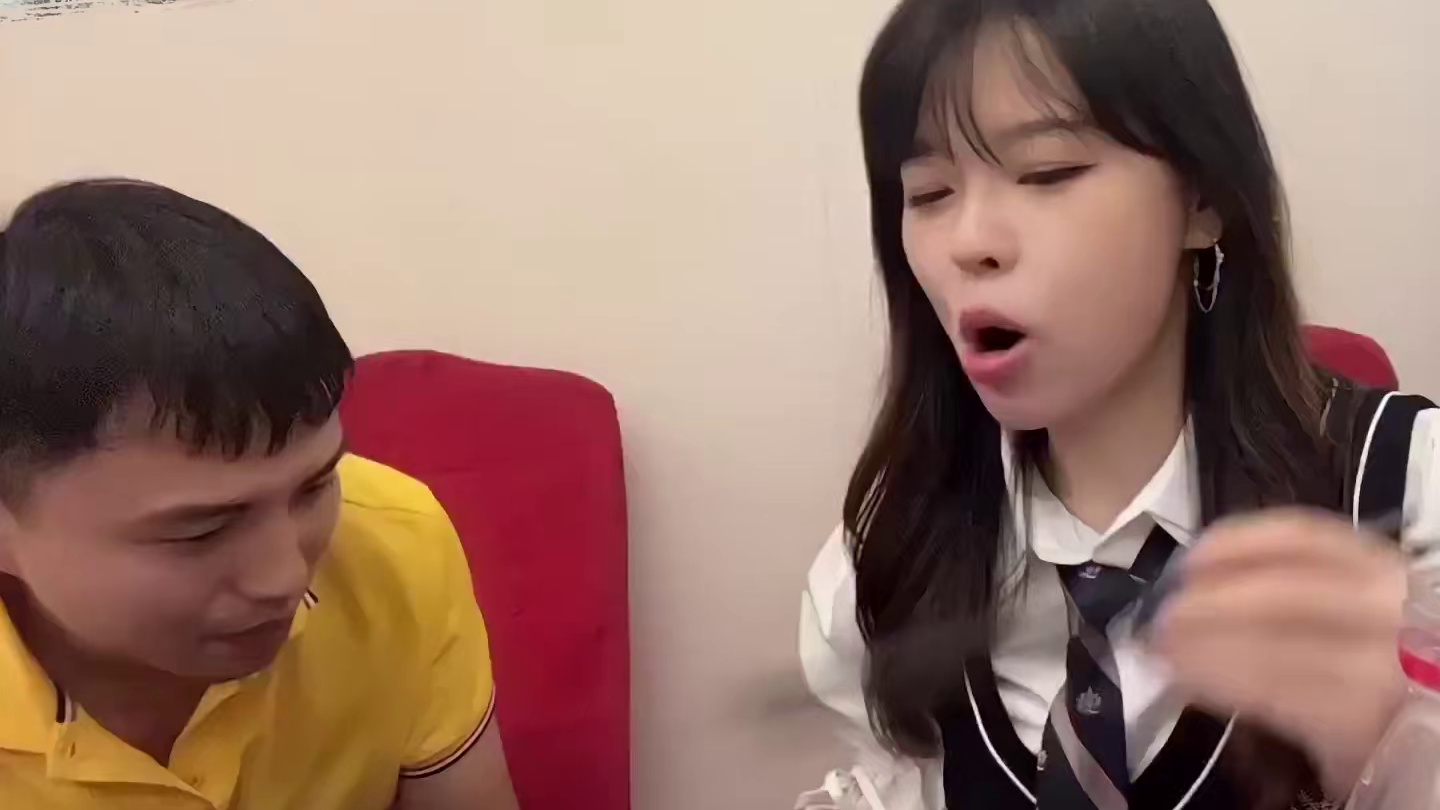 沫子帮耀阳点蚊香后走开了，沫子也抽的吗？