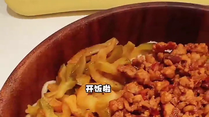 下班后来一碗榨菜肉酱拌面，肉酱香浓裹面，脆爽榨菜添口感，香迷糊了！yc：欣晴做饭记 #吃面加榨菜美味