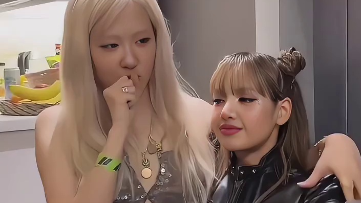 朴彩英台下观看lisa表演，看到lisa和男伴舞的舞蹈动作时，表情变化真的很好品！