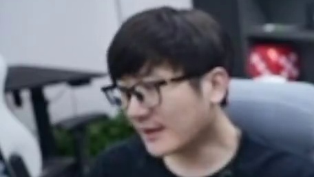 因为弹幕说老白上了也是白给，白老板不解去怼弹幕，我都40岁的人了，玩游戏开心就行了