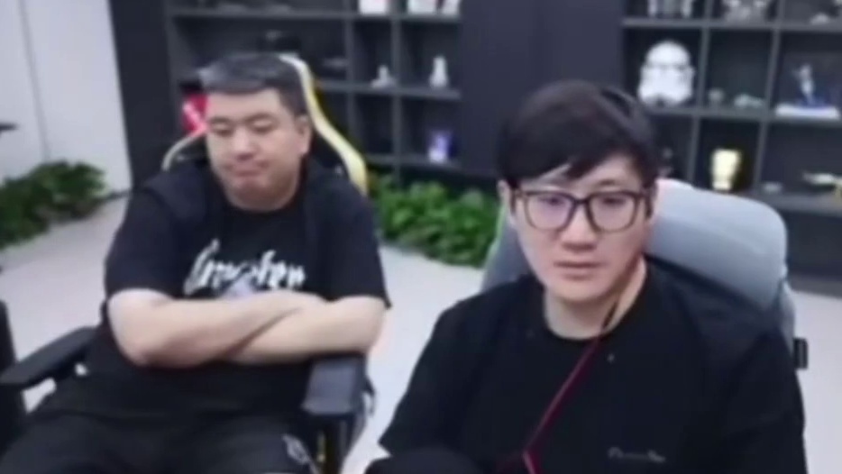 白老板听闻年鹏在跟宇大帅吃饭，吓得以为在挖墙角，直接搜索年鹏直播间抓人
