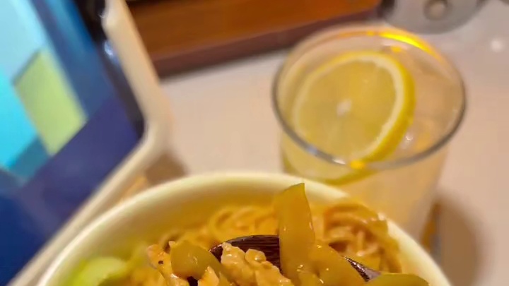 这碗榨菜肉丝面太香了！酱香裹满面条，榨菜一拌口感更丰富！yc：懒懒a  #吃面加榨菜美味多一半