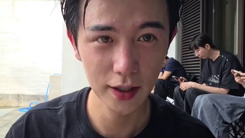 童锦程抽10台手机算账，自封天才