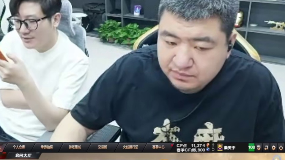 不愧是cf形象大使，对自己的外在形象还是很自信的