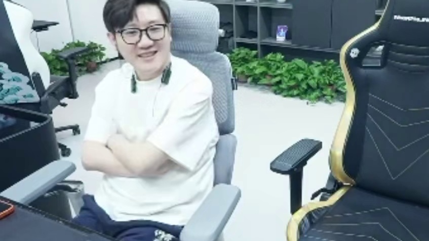 白老板讲起红旗他们没有内部矛盾，经常争执也是因为要节目效果，私下里好的不得了