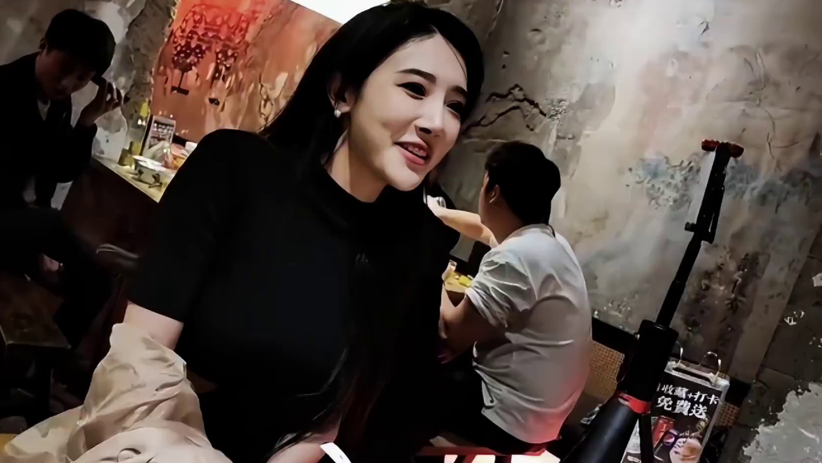 当豚豚脱掉外套后，秀出的完美身材，让沫子当场眼红了