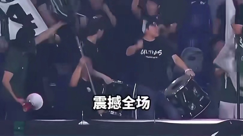 米特里策这波发挥太惊人了，从中场一路带球突破，直接杀穿了对方整条防线，在禁区外一脚兜射