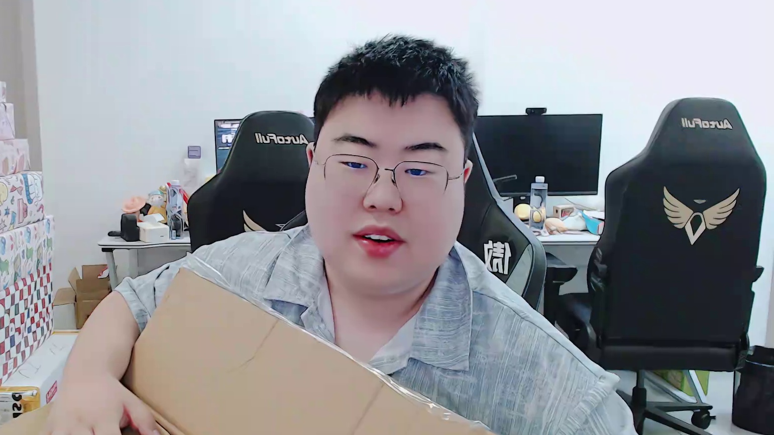 准备拆观众赠送的礼盒