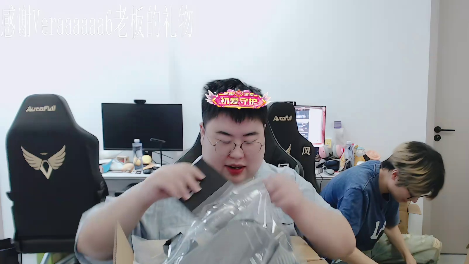 开箱展示新购的双肩背包