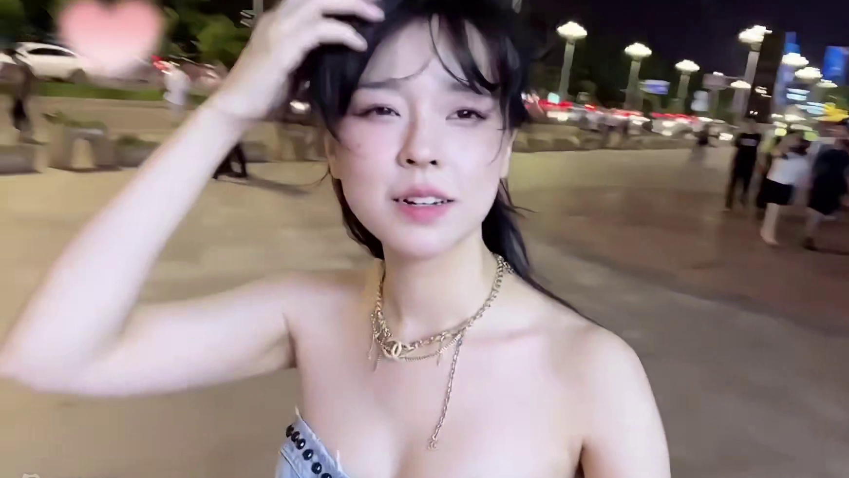沫子跟男友街头秀恩爱，这次是真漂亮，观众都羡慕坏了！