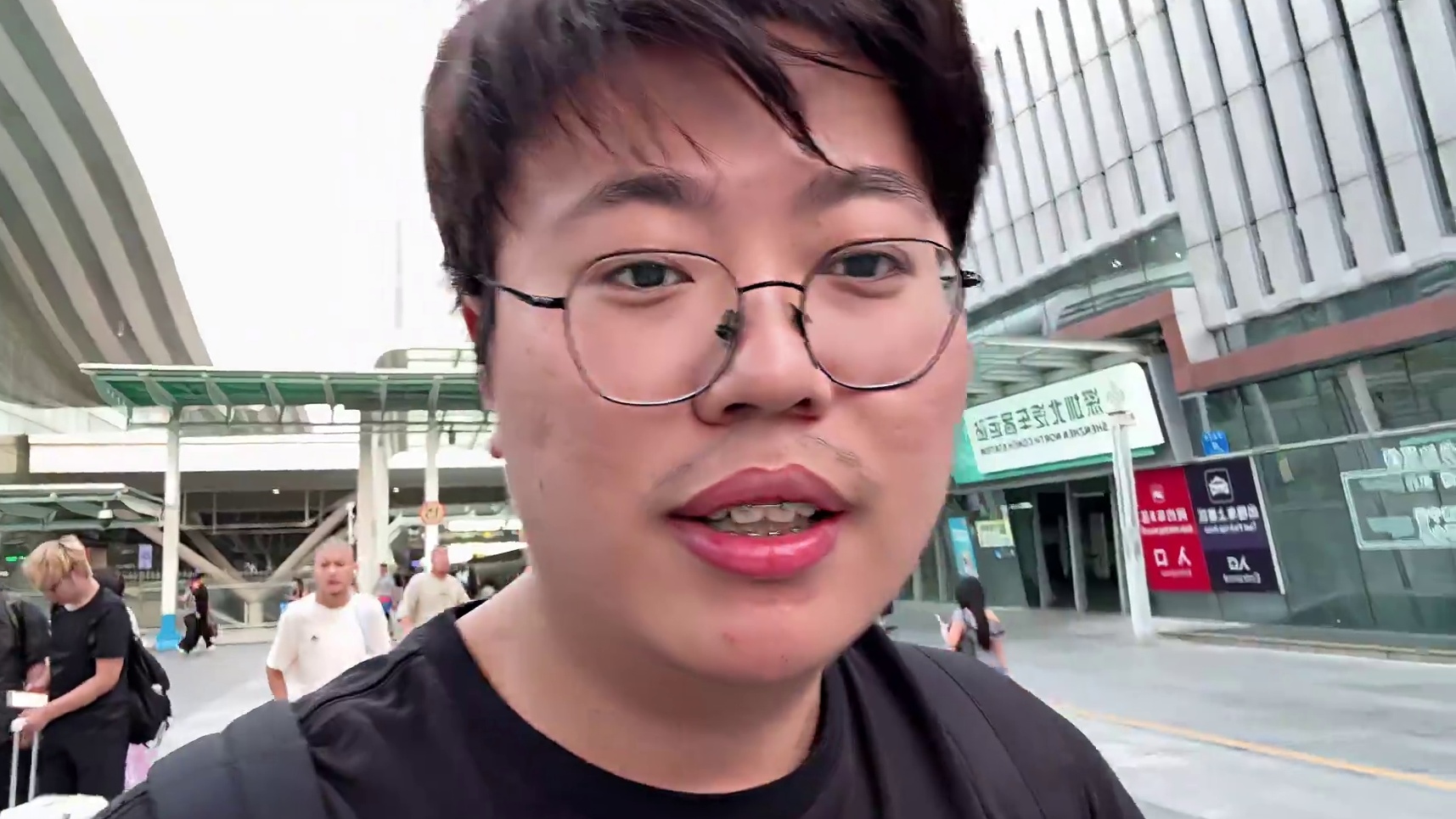 抵达深圳北有人拉横幅迎接