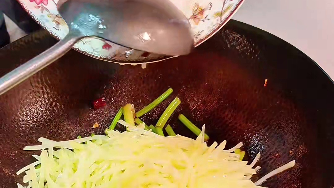 【芹菜炒土豆丝】简单好做，特别下饭～