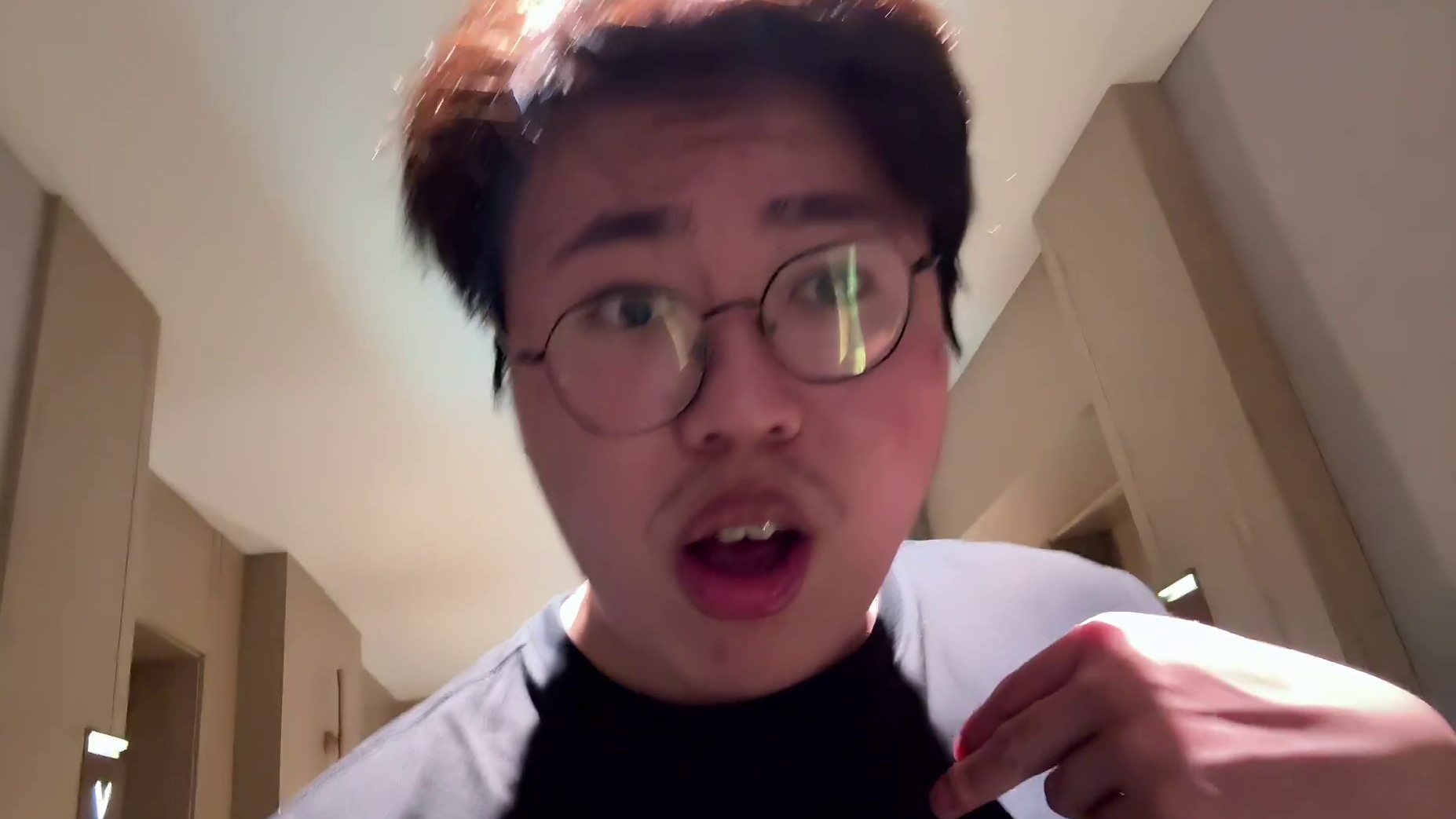 不满被关门外愤怒吐槽